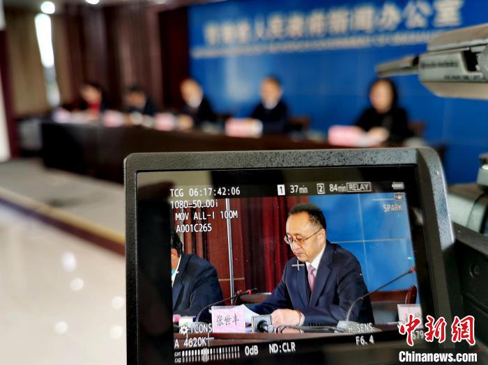 圖為青海省水利廳廳長張世豐參加新聞發(fā)布會?！?zhí)砀?攝