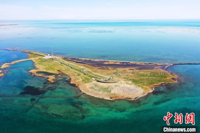 圖為無人機(jī)航拍青海湖?！≮w海梅 攝