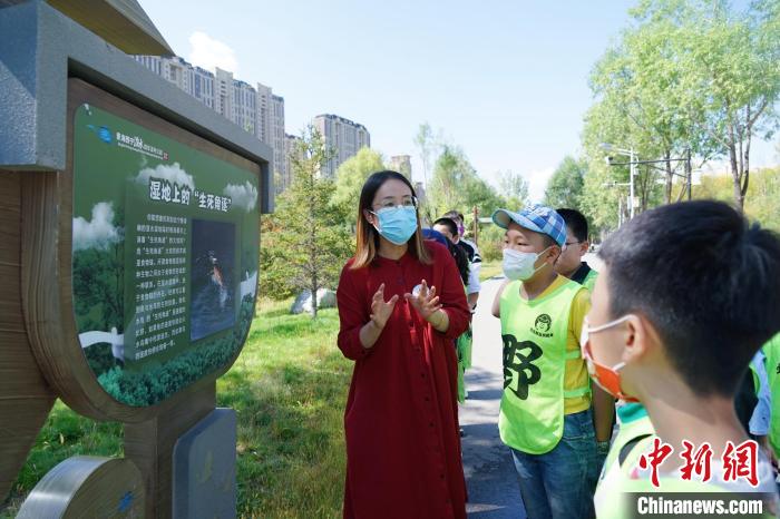 圖為小朋友在青海西寧湟水國家濕地公園內學習濕地知識?！●R銘言 攝