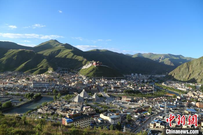圖為航拍玉樹市?！∮駱涫形麄鞑抗﹫D