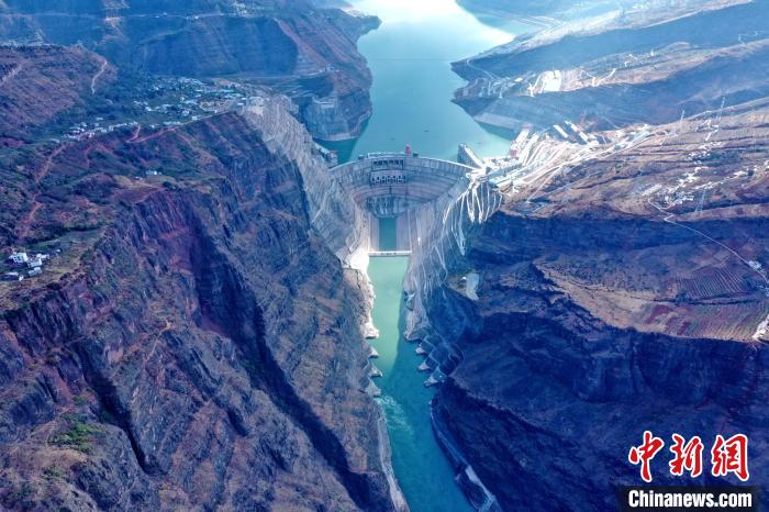 圖為白鶴灘水電站大壩全景圖?！∷娝木止﹫D