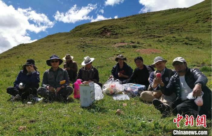 科研團(tuán)隊(duì)在熱魯盆地工作合影?！≈锌圃呵嗖馗咴?供圖