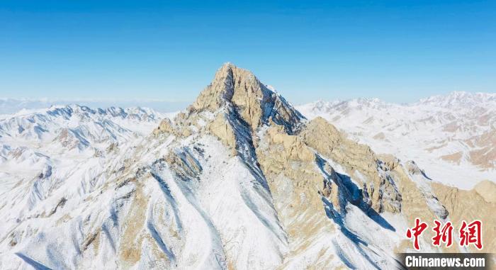 圖為山川被白雪覆蓋。　都蘭縣融媒體中心供圖