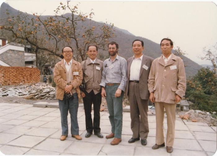 1987年早期脊椎動物國際研討會在中國舉行，劉玉海先生(右一)與中外同行專家合影。　Gavin Young(澳大利亞) 供圖
