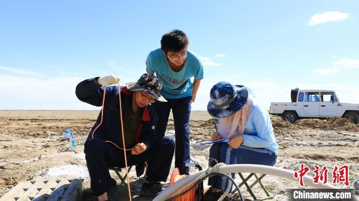 圖為專家測量鹽湖鹵水水位。(資料圖) 柴綜院 供圖
