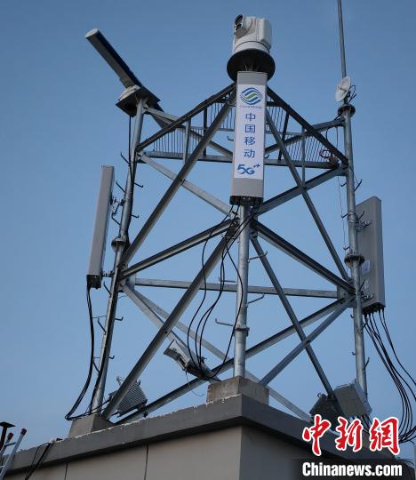 資料圖為建在龍羊峽湖區(qū)內(nèi)的5G基站。　青海移動海南分公司供圖