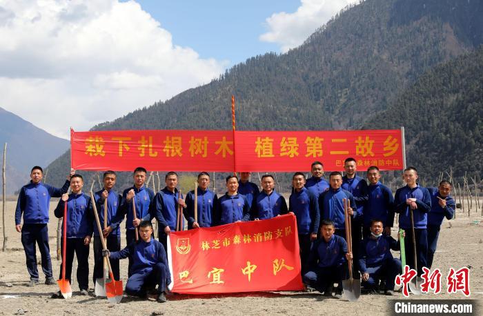 林芝市巴宜區(qū)森林消防中隊(duì)志愿服務(wù)隊(duì)合影留念。　西繞拉翁 攝
