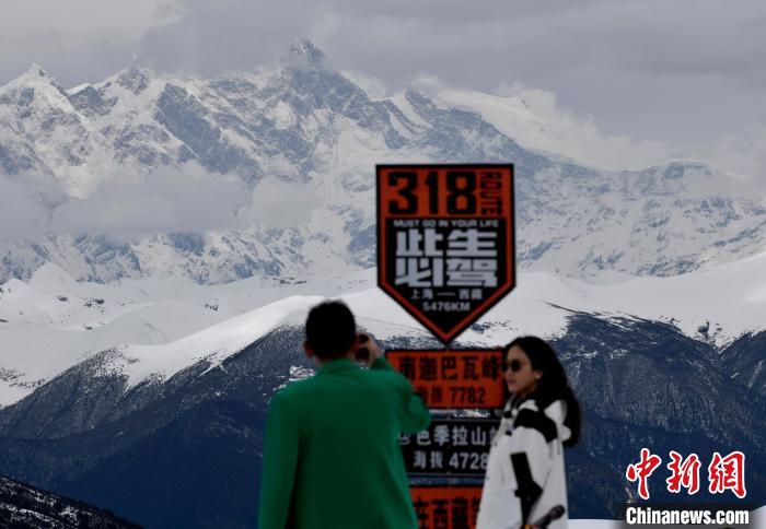 圖為5月14日，西藏林芝色季拉山觀景臺，游客遠眺南迦巴瓦峰?！　±盍?攝