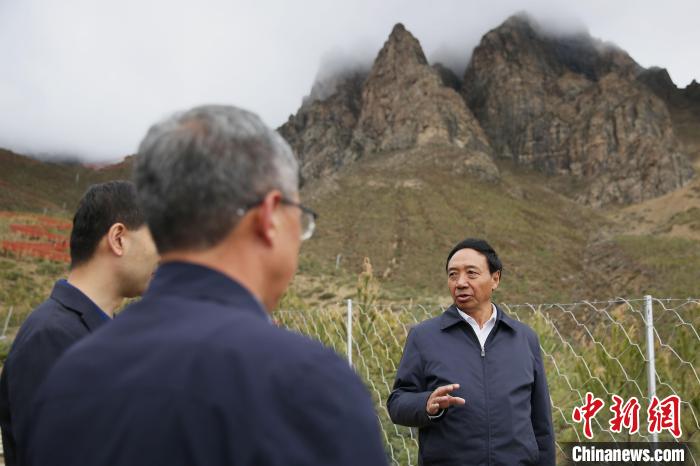 圖為西藏自治區(qū)人大常委會副主任、拉薩南北山綠化指揮部副總指揮江白(右)?！∝暣_ 攝