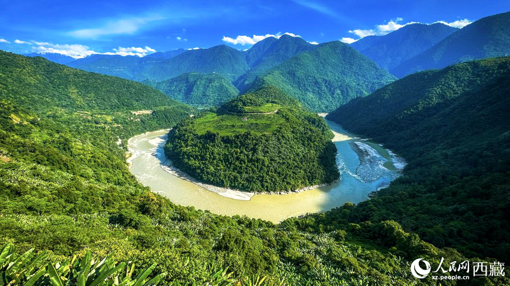 風(fēng)景秀麗、植被繁茂的西藏林芝市墨脫縣果果塘大拐彎。人民網(wǎng)記者 次仁羅布攝