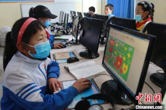 圖為鄉(xiāng)村學校少年宮的孩子們正在上電腦課?！〔抛尡尽z