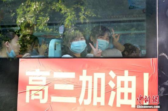 資料圖：2020年7月，廣西南寧沛鴻民族中學(xué)內(nèi)，高三學(xué)生乘坐高考專車前往考點。 中新社記者 俞靖 攝