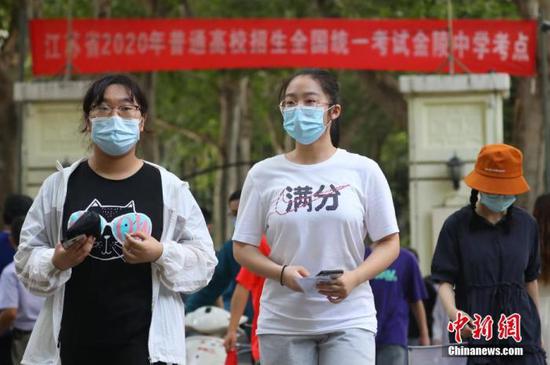 資料圖：2020年7月6日，江蘇南京一處考點，高考考生看完考場后走出考點。 中新社記者 泱波 攝