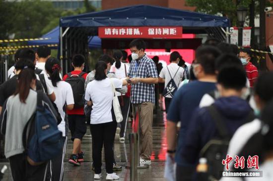 資料圖：2020年7月，上?？忌饺敫呖伎紙?。張亨偉 攝