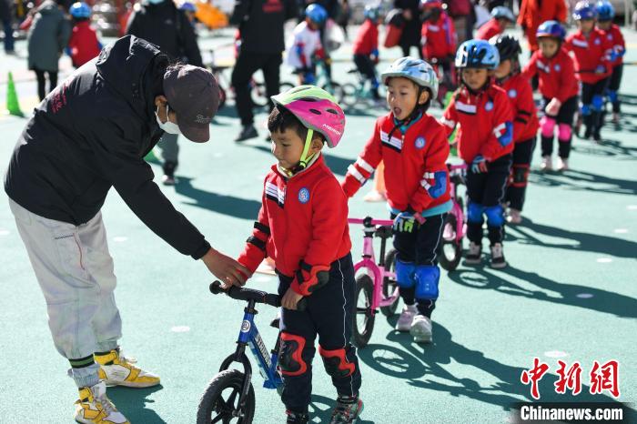 圖為拉薩市實(shí)驗(yàn)幼兒園孩子們?cè)诮叹毜闹笇?dǎo)下練習(xí)滑步車?！『闻罾?攝
