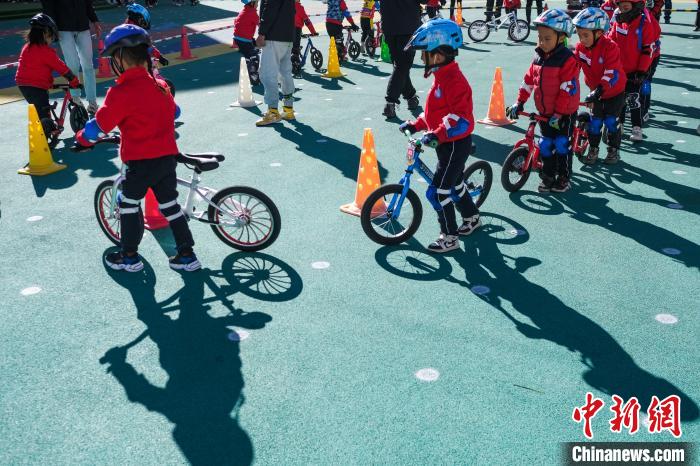 圖為拉薩市實(shí)驗(yàn)幼兒園孩子們正在練習(xí)滑步車?！『闻罾?攝
