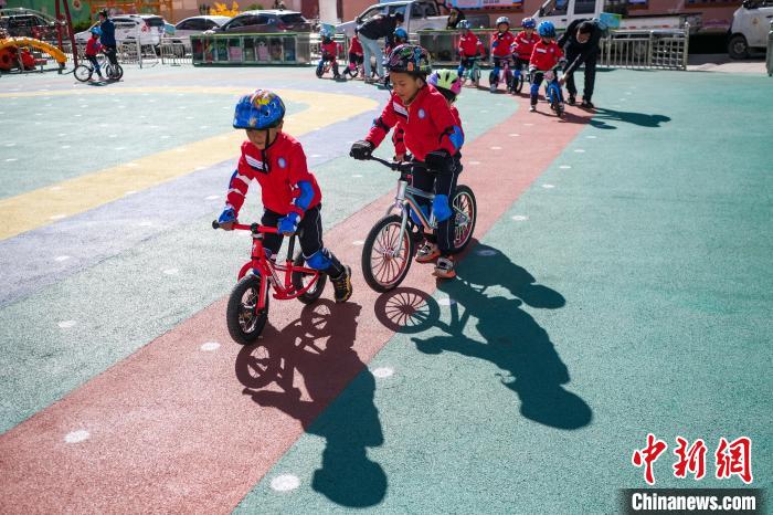 圖為拉薩市實(shí)驗(yàn)幼兒園孩子們正在練習(xí)滑步車。　何蓬磊 攝