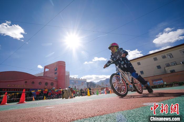 圖為拉薩市實(shí)驗(yàn)幼兒園孩子們正在練習(xí)滑步車?！『闻罾?攝