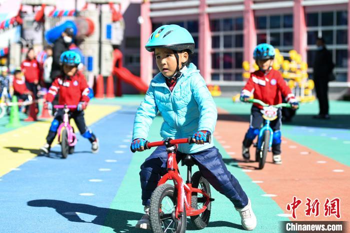 圖為拉薩市實(shí)驗(yàn)幼兒園孩子們正在練習(xí)滑步車?！『闻罾?攝
