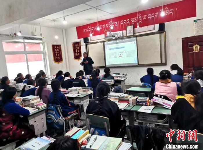 學(xué)生在免費(fèi)輔導(dǎo)班上課?！∧岈敵?攝