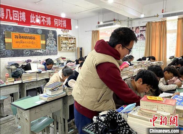 學(xué)生在免費(fèi)輔導(dǎo)班上課?！∧岈敵?攝