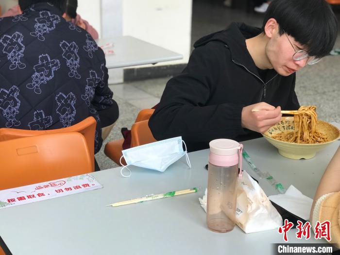 3月17日，西藏大學學生正在學校食堂用餐，餐桌上寫著“按需取餐，切勿浪費”?！∪轿木?攝