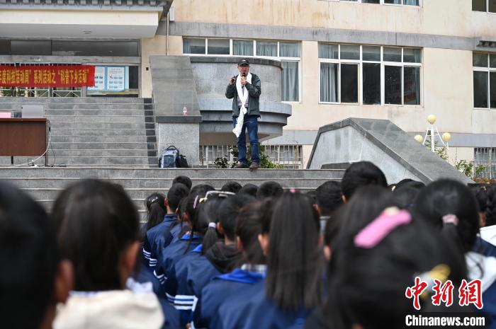 圖為西藏大學(xué)教授寧長春為中學(xué)生授課。　趙朗 攝