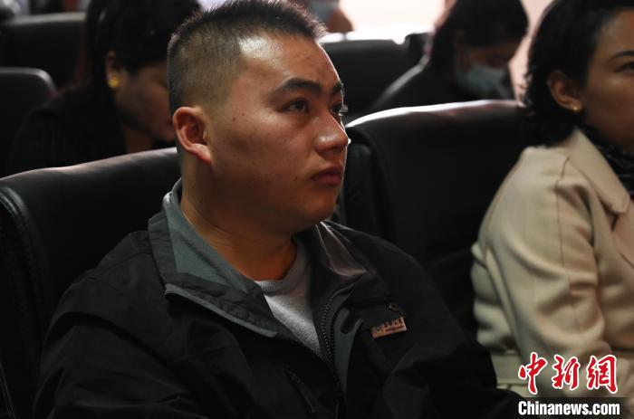圖為企業(yè)工作人員參加講座。　趙朗 攝
