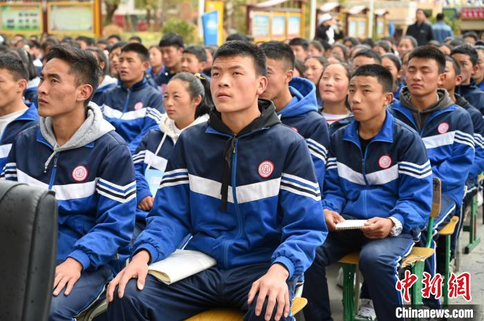 圖為昌都市第五高級(jí)中學(xué)學(xué)生參加授課。　趙朗 攝