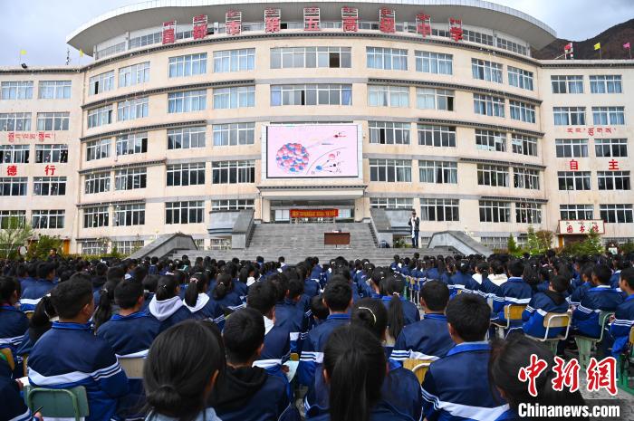 圖為昌都市第五高級(jí)中學(xué)全體學(xué)生參加授課?！≮w朗 攝