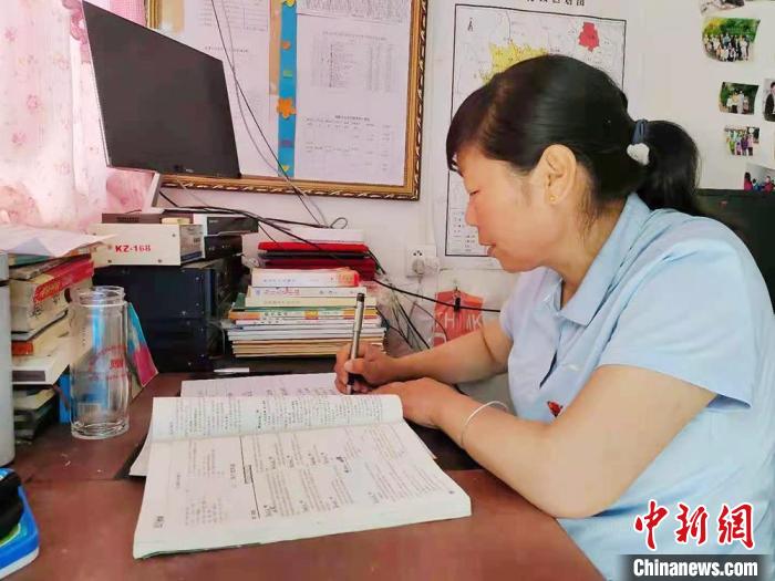 甘肅環(huán)縣“全能老師”堅(jiān)守“麻雀學(xué)?！保簩W(xué)生在，我就在