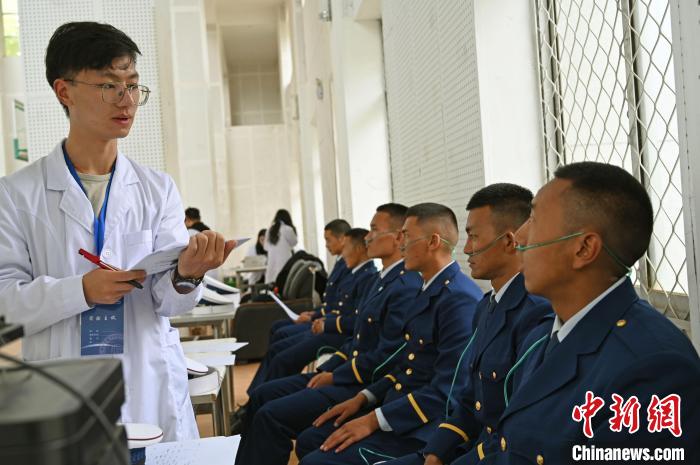 圖為研究團(tuán)隊(duì)成員登記消防員信息?！≮w朗 攝