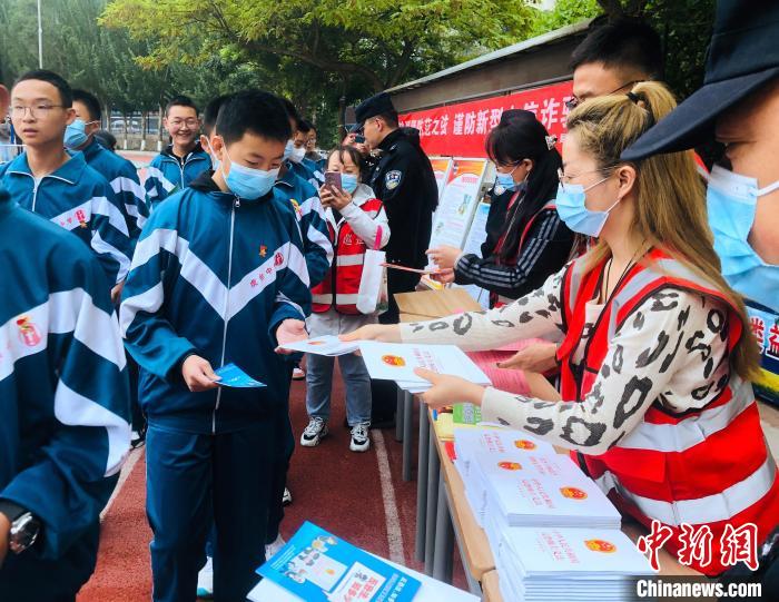 圖為西寧市法制宣傳進(jìn)校園。　西寧市城西區(qū)供圖