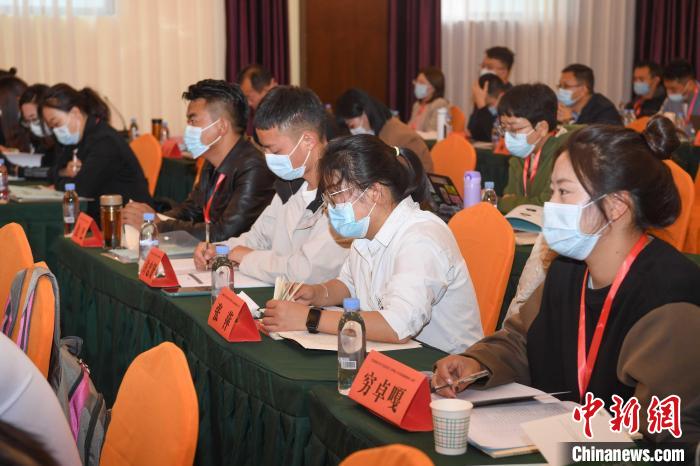 圖為第十五期全國預(yù)防青少年違法犯罪工作理論與務(wù)實(shí)高級研修班學(xué)員正在上課。　貢嘎來松 攝