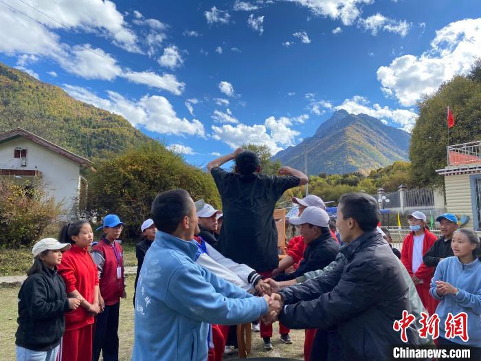 圖為學(xué)生們在西藏巴松措青少年活動(dòng)營地開展趣味活動(dòng)?！∥鞑厍嗌倌陮?shí)踐教育基地供圖