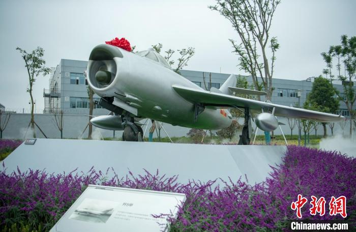 園林式戰(zhàn)斗機博物館內(nèi)展示的“殲5甲”飛機?！⒅铱?攝