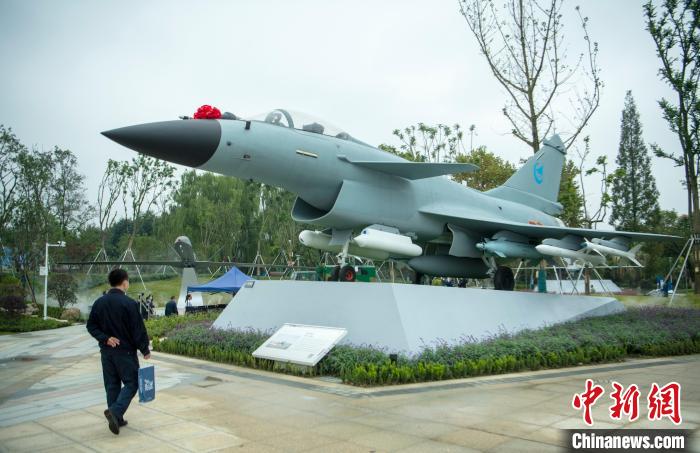 園林式戰(zhàn)斗機博物館內(nèi)展示的“殲10C”飛機?！⒅铱?攝