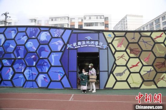 圖為西寧市第一中學(xué)濕地科普宣教館?！±罱瓕?攝