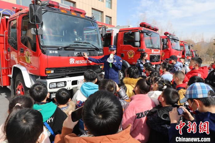 圖為消防員向小朋友們講解消防車?！铨埥?攝