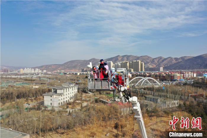 圖為小朋友在消防員的陪同下，體驗(yàn)78米登高平臺(tái)消防車?！铨埥?攝