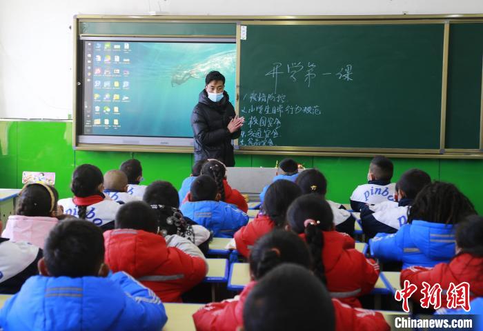 圖為學生正在上課?！●R銘言 攝