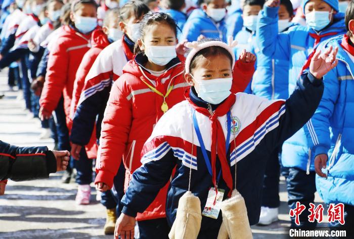 圖為學生跳起歡快的藏族舞蹈迎接新學期。　馬銘言 攝