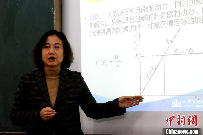圖為李富香給學生上理論課。(資料圖) 青海省教育廳供圖
