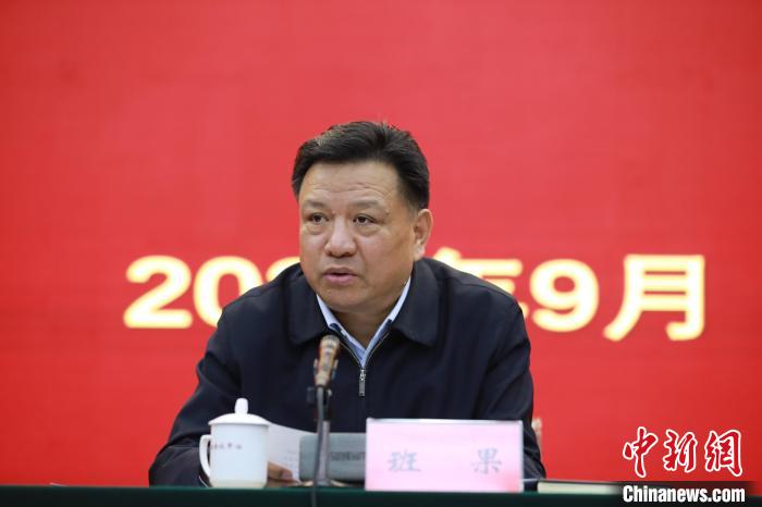 圖為青海省委常委、統(tǒng)戰(zhàn)部部長班果出席會(huì)議并講話?！『F龍 攝