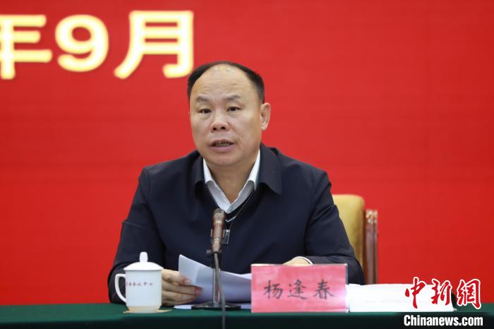 圖為青海省副省長楊逢春主持會(huì)議并講話?！『F龍 攝