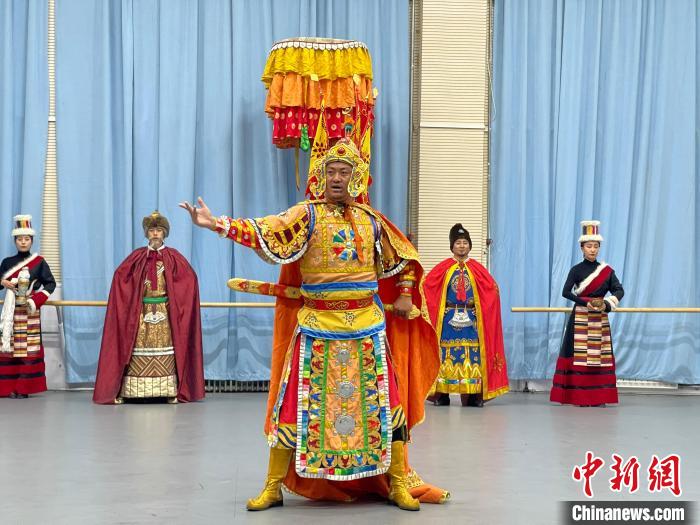 圖為格薩爾劇展演?！∠锴凡抛?供圖