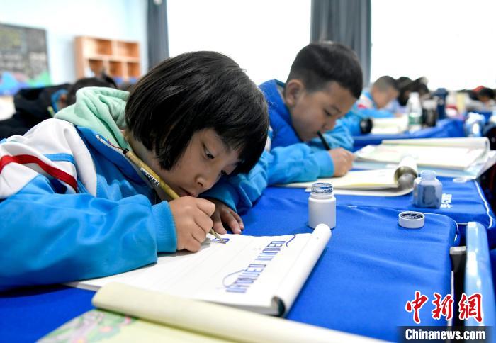 3月14日，西藏拉薩市第一小學(xué)一年級(jí)六班的學(xué)生們?cè)诓卣Z(yǔ)文課上書(shū)寫(xiě)藏文。　李林 攝