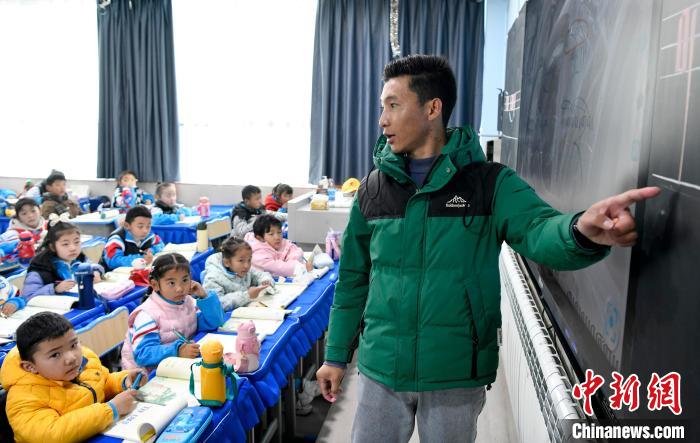 3月14日，西藏拉薩市第一小學藏語文老師拉巴次仁在課堂上?！±盍?攝