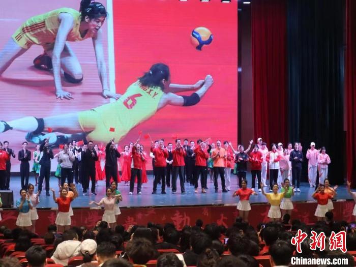 2023年全國青少年女排集訓(xùn)閉幕式現(xiàn)場(chǎng)?！√旖蝮w育學(xué)院供圖