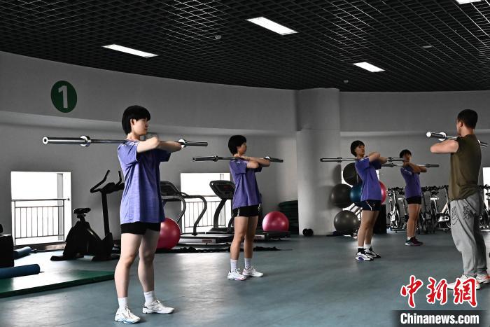 圖為全國青少年女排在天津進(jìn)行集訓(xùn)。　天津體育學(xué)院供圖
